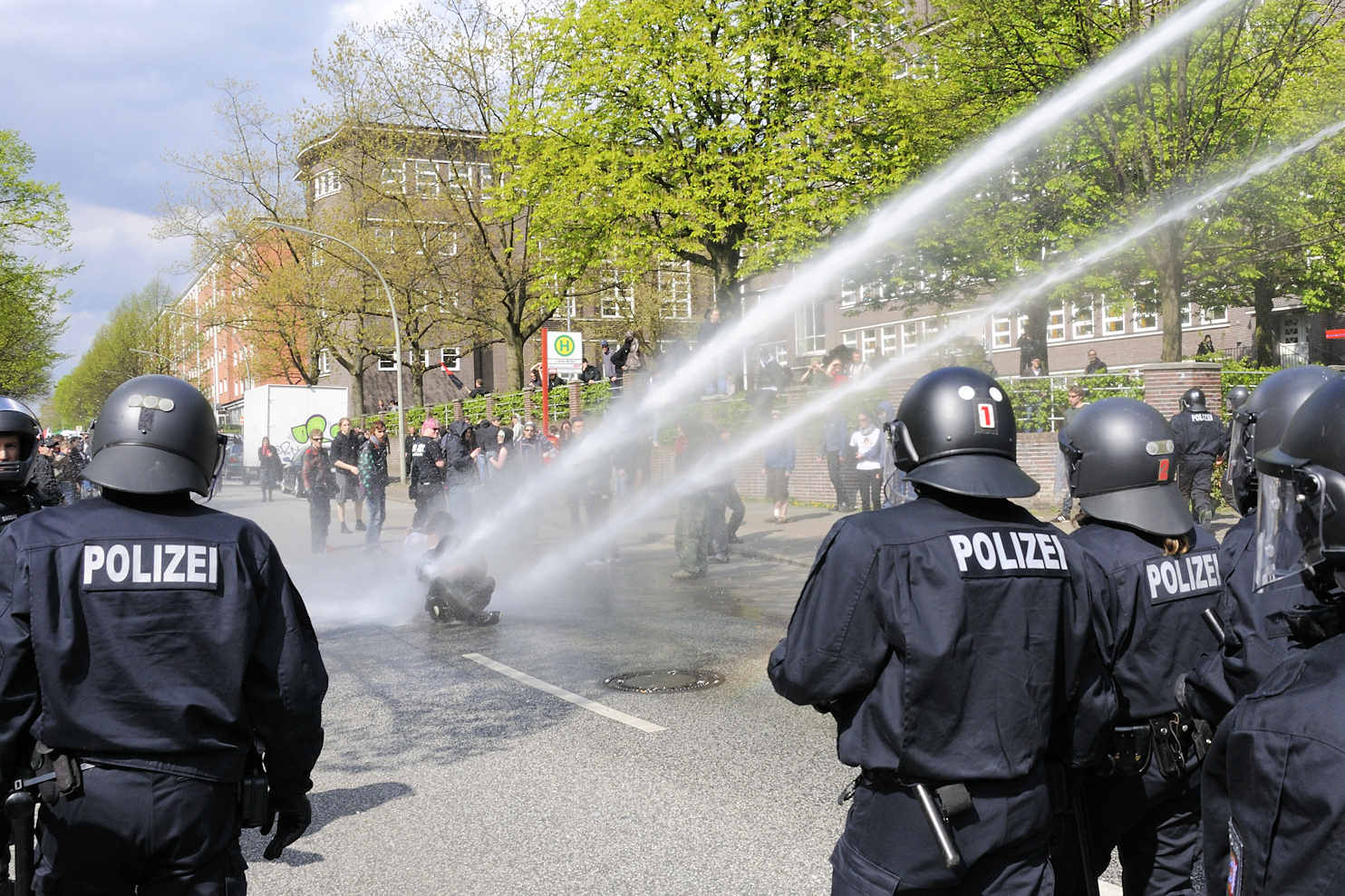 DSC3789 Polizeieinsatz in Hamburg - mächtige Straßenblockade. | Nazidemonstration in Hamburg Barmbek - Proteste.